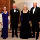 Dronning Sonja, Prins Charles, Hertuginne Camilla og Kong Harald under offisiell fotografering i fugleværelset ( Foto: Vidar Ruud / Scanpix)